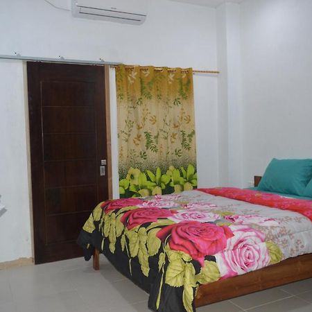 Labuan Bajo Mahoni Guesthouse Екстер'єр фото