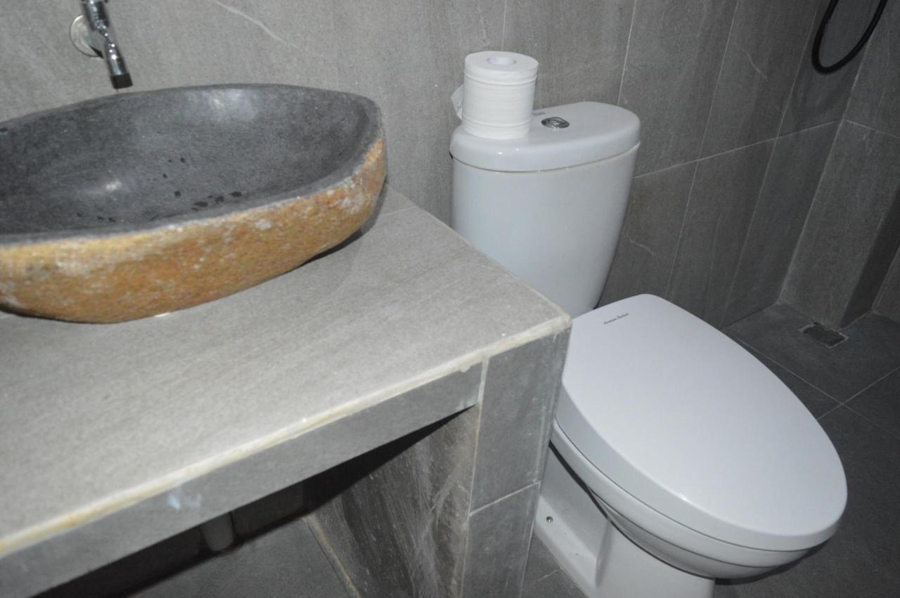Labuan Bajo Mahoni Guesthouse Екстер'єр фото
