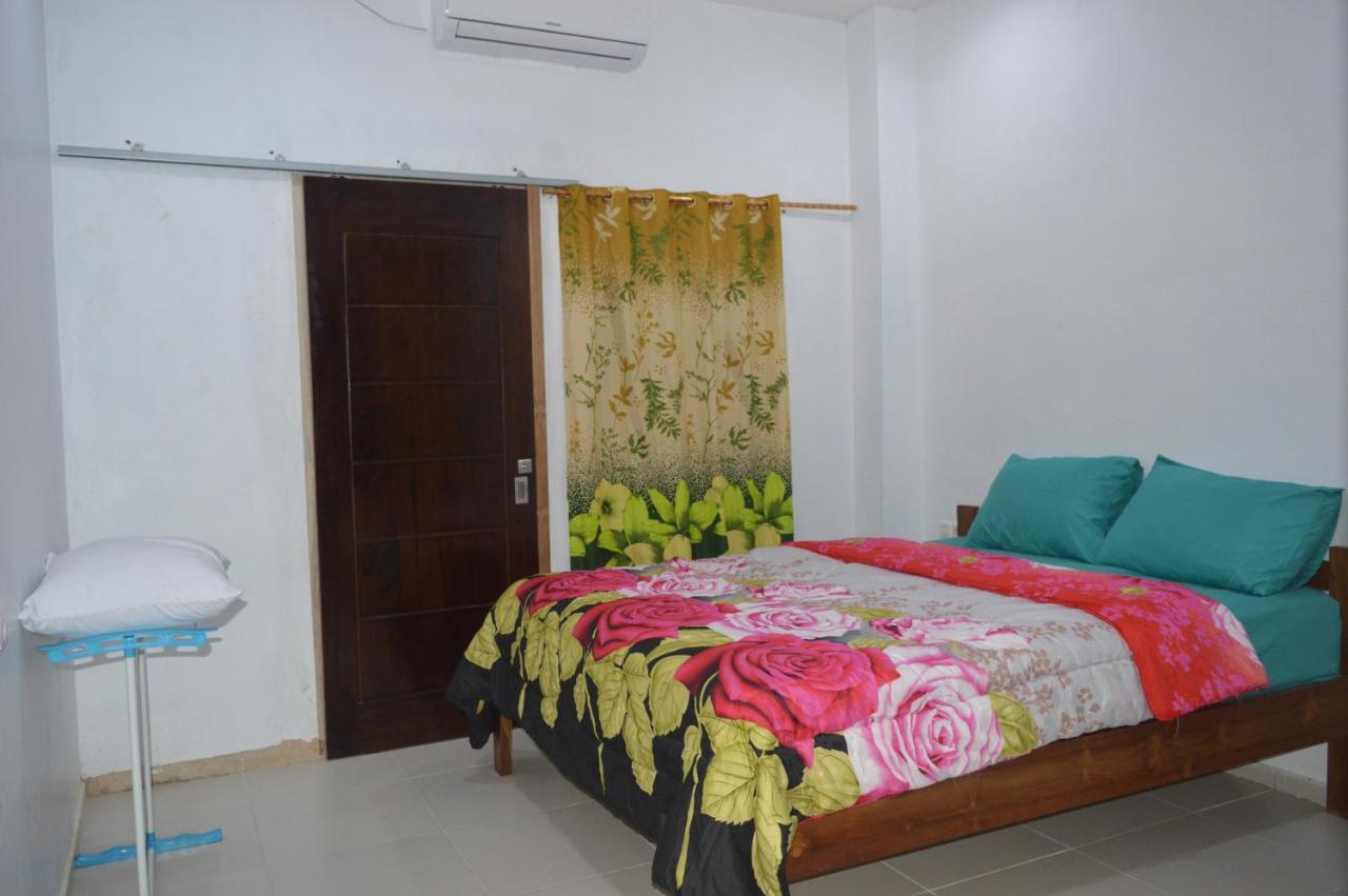Labuan Bajo Mahoni Guesthouse Екстер'єр фото