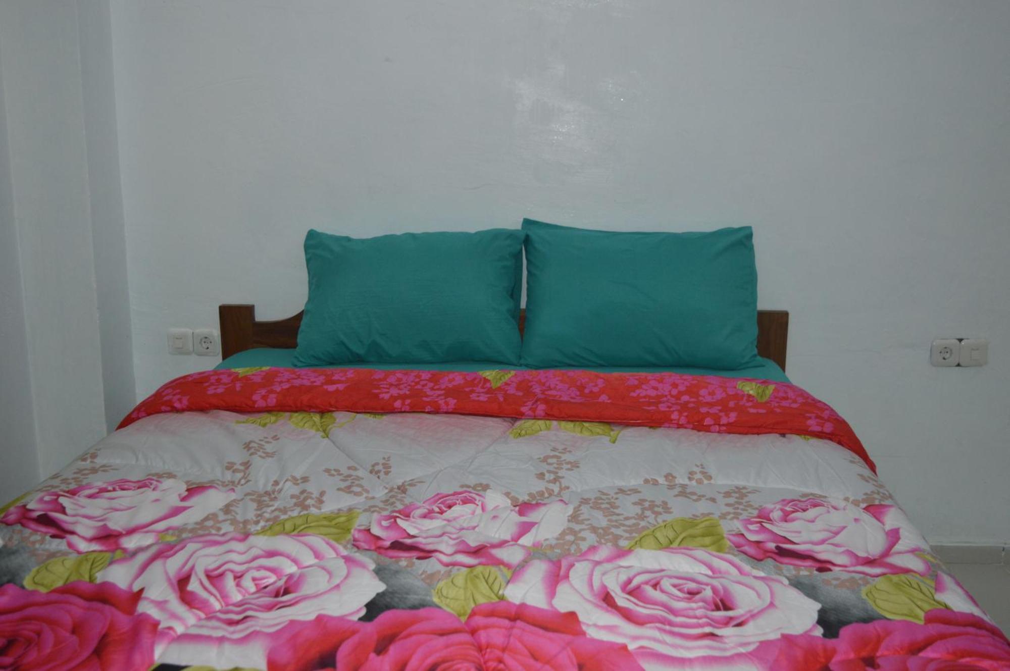 Labuan Bajo Mahoni Guesthouse Екстер'єр фото