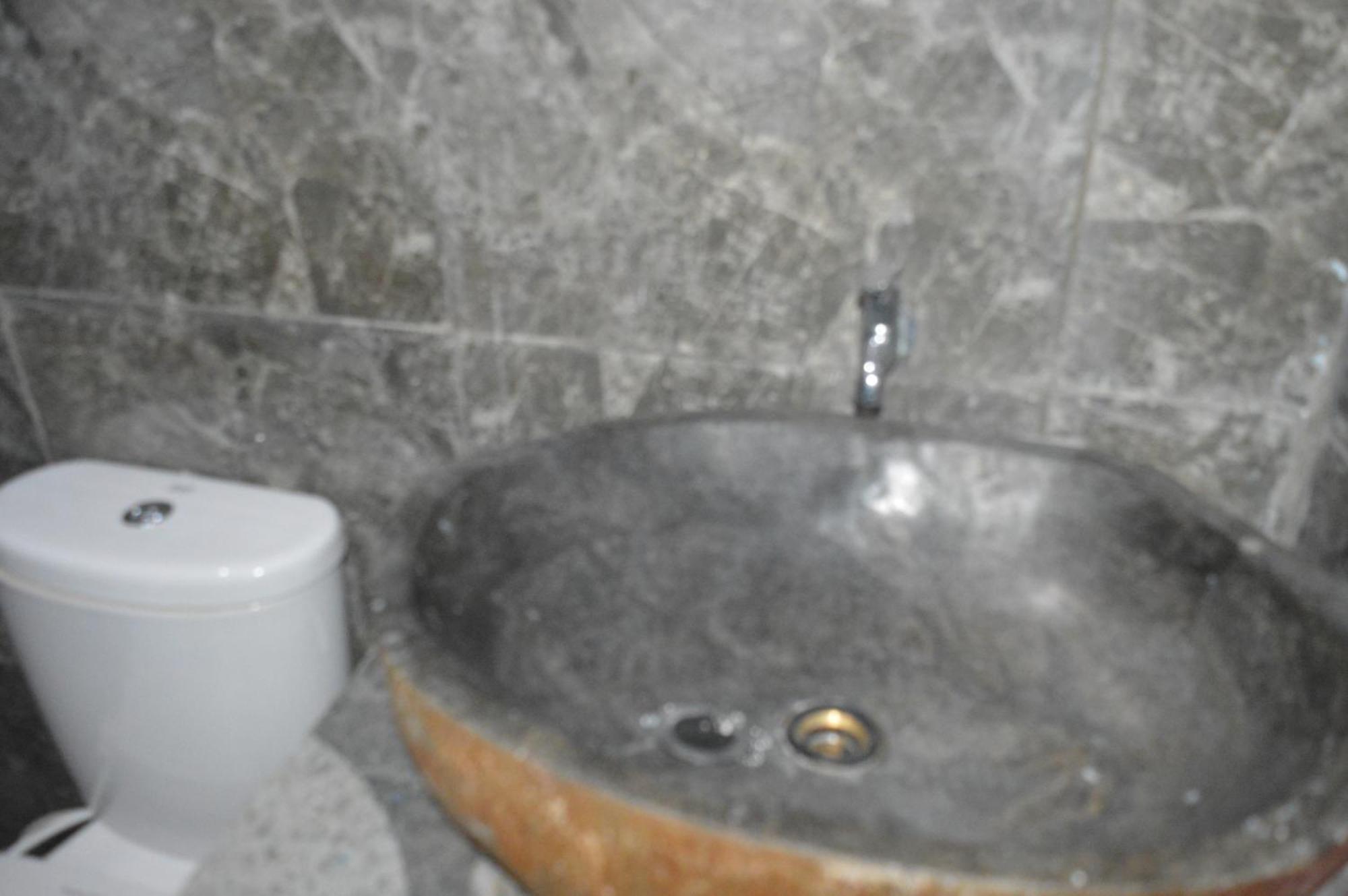 Labuan Bajo Mahoni Guesthouse Екстер'єр фото