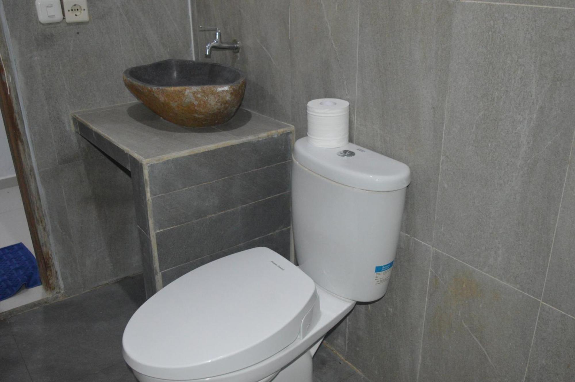 Labuan Bajo Mahoni Guesthouse Екстер'єр фото