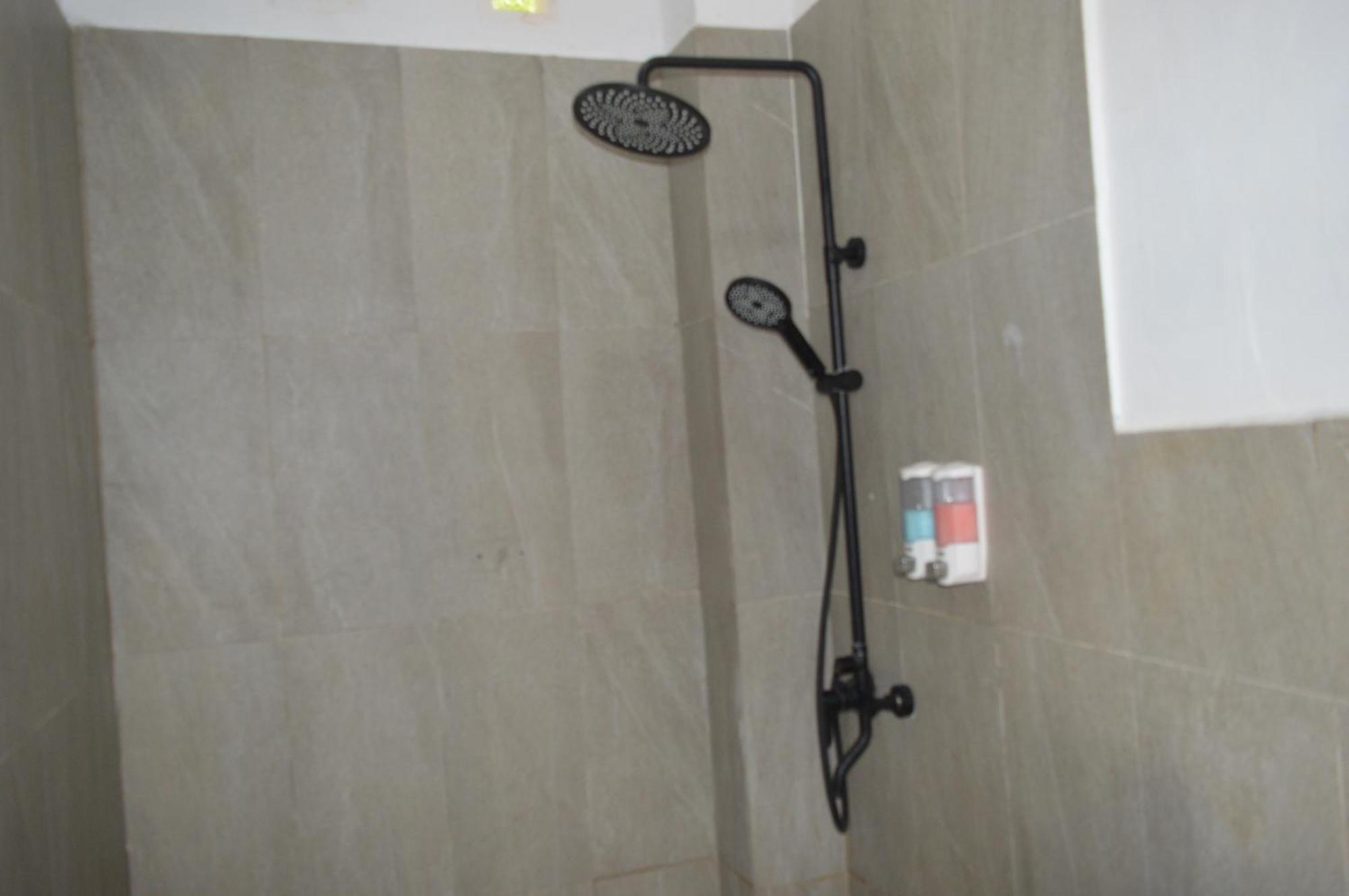 Labuan Bajo Mahoni Guesthouse Екстер'єр фото