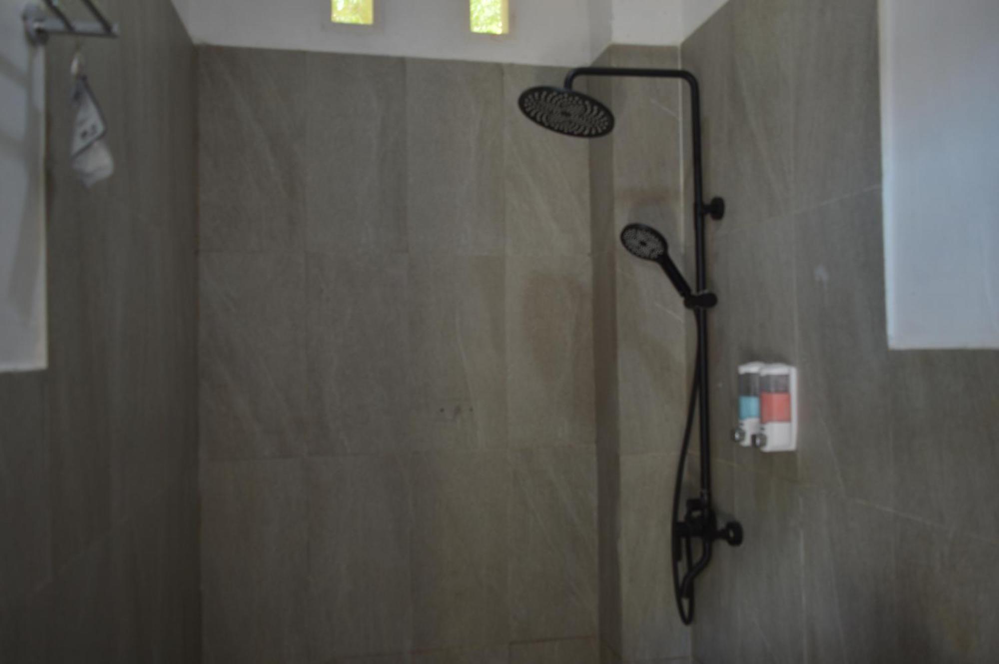 Labuan Bajo Mahoni Guesthouse Екстер'єр фото