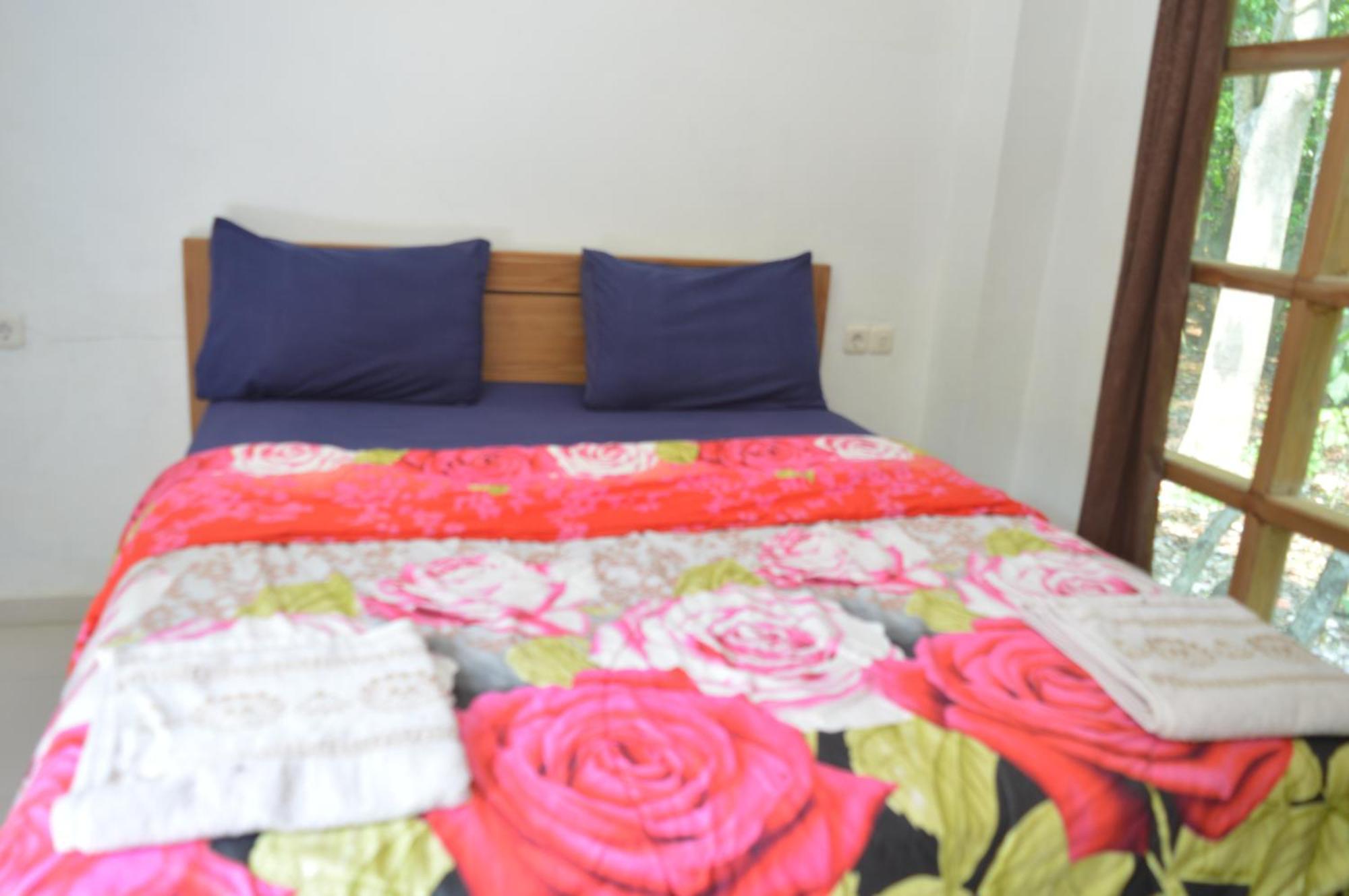 Labuan Bajo Mahoni Guesthouse Екстер'єр фото