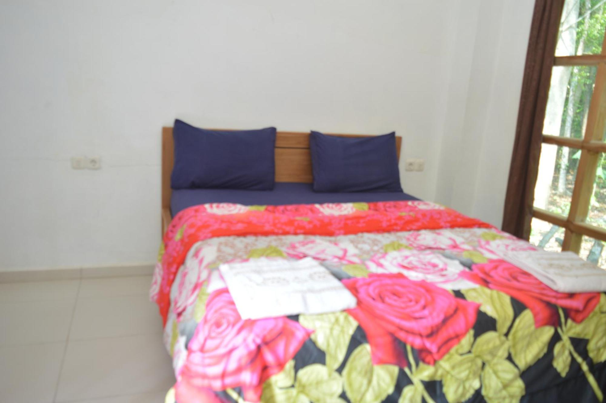 Labuan Bajo Mahoni Guesthouse Екстер'єр фото